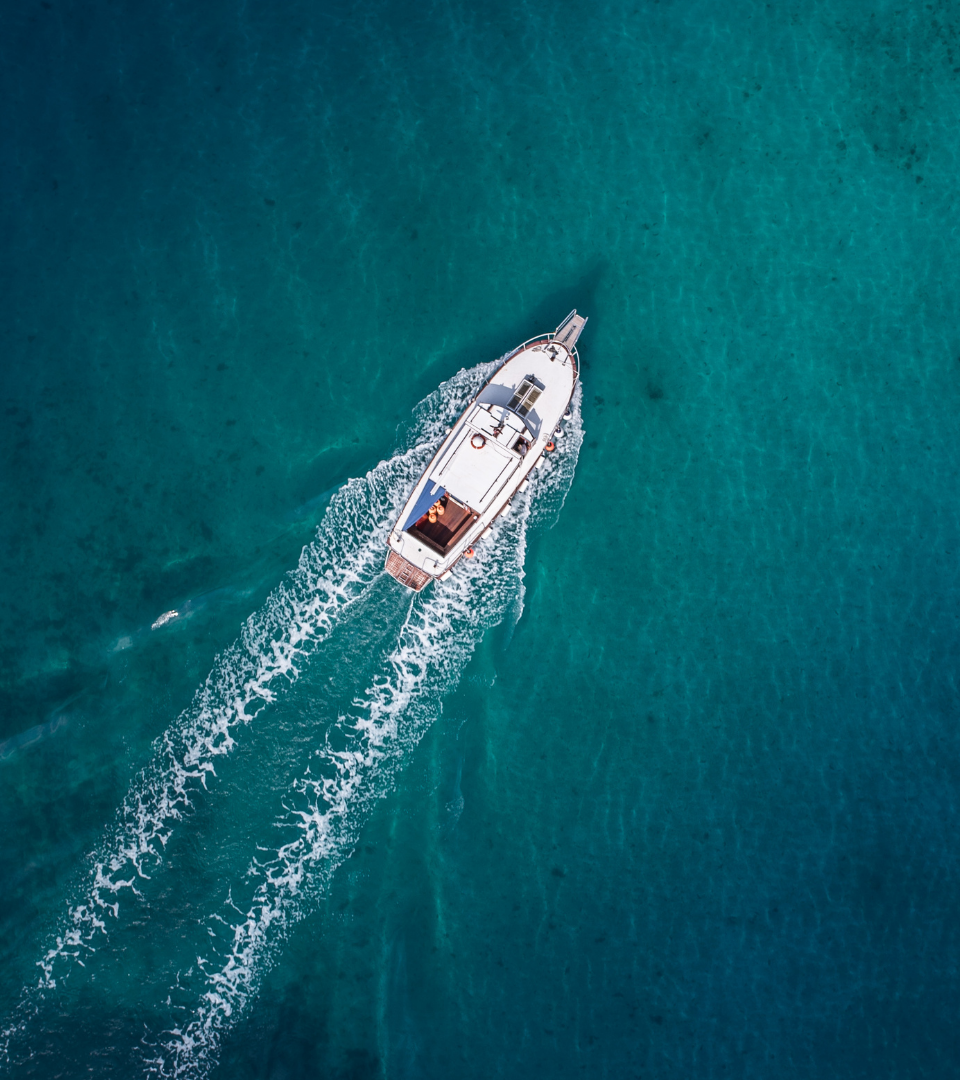 um barco em alto mar e em movimento