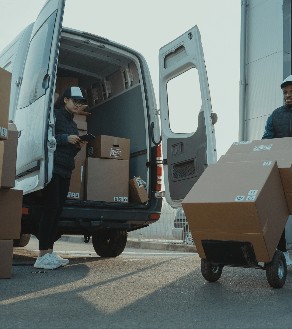 Uma carrinha de mercadorias e dois homens a descarregar