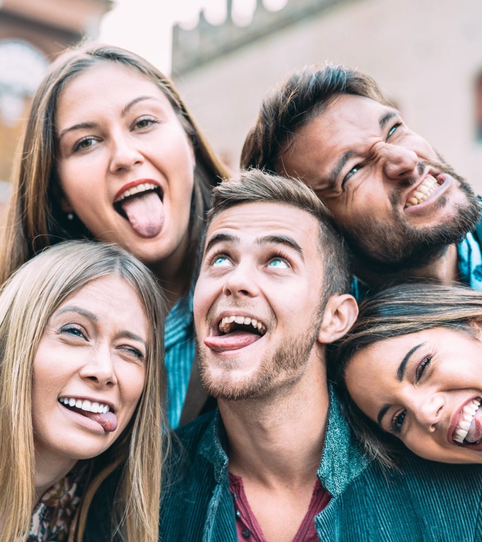 Numa atmosfera vibrante e multicultural, a imagem de um programa Erasmus ganha vida. Estamos num campus universitário internacional, onde estudantes de diferentes partes do mundo se reúnem para embarcar em uma jornada educacional única.  A cena é pontuada por risos, línguas estrangeiras e uma paleta diversificada de culturas. Um grupo animado de estudantes, cada um carregando a bandeira de seu país de origem, compartilha experiências e histórias sob um céu aberto e ensolarado.